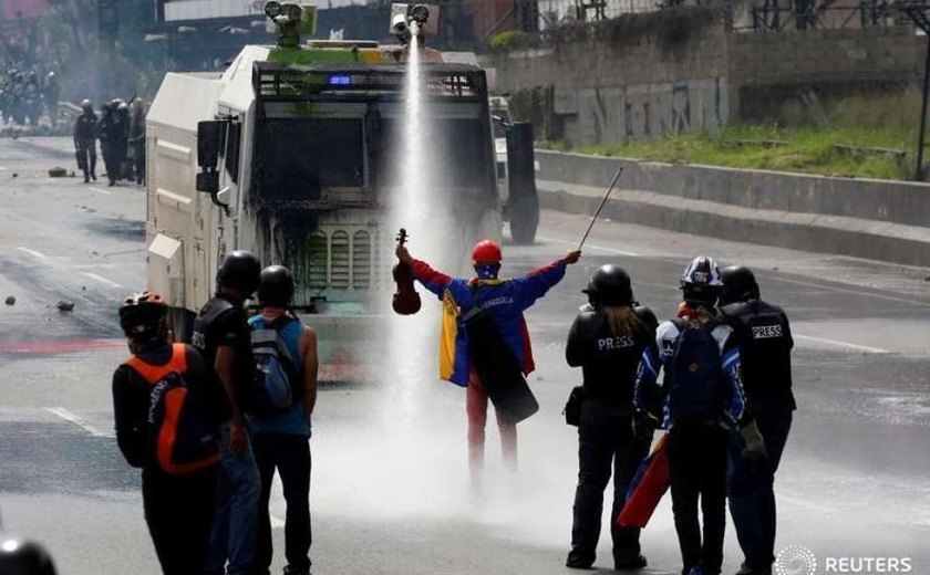 Venezuela liberta violinista que se tornou símbolo de protestos