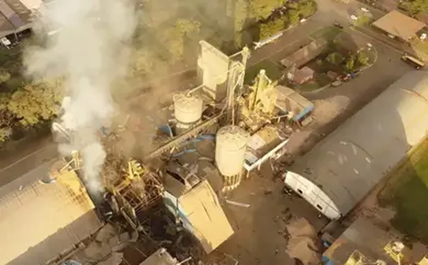 Pelo menos 13 contêineres de diesel pegam fogo devido à explosão no norte do México