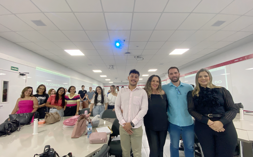 Junta Comercial apresenta evolução do registro e licenciamento de empresas para estudantes
