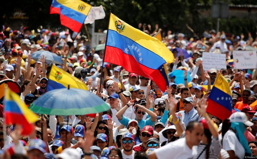 Venezuela: milhares de pessoas protestam em Caracas contra reeleição de Maduro