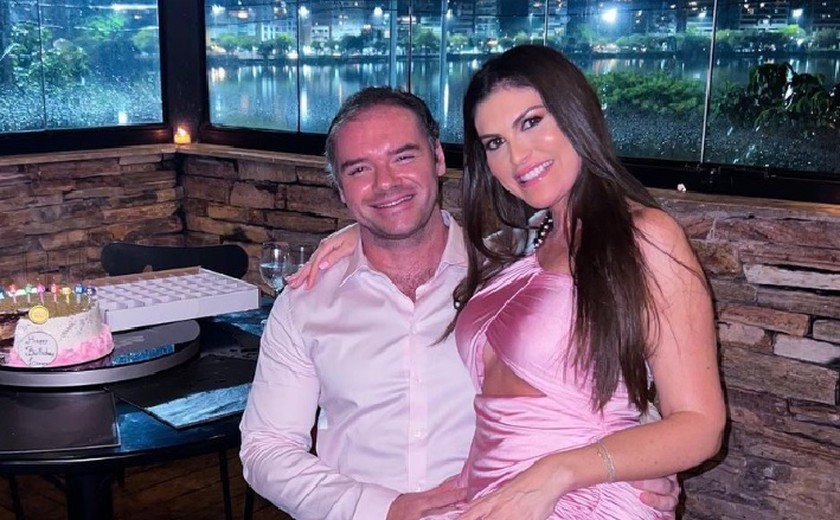 Mulher de Thor Batista exibe barriga grávida aos seguidores: 'Baby Lu dando oi pra vocês'