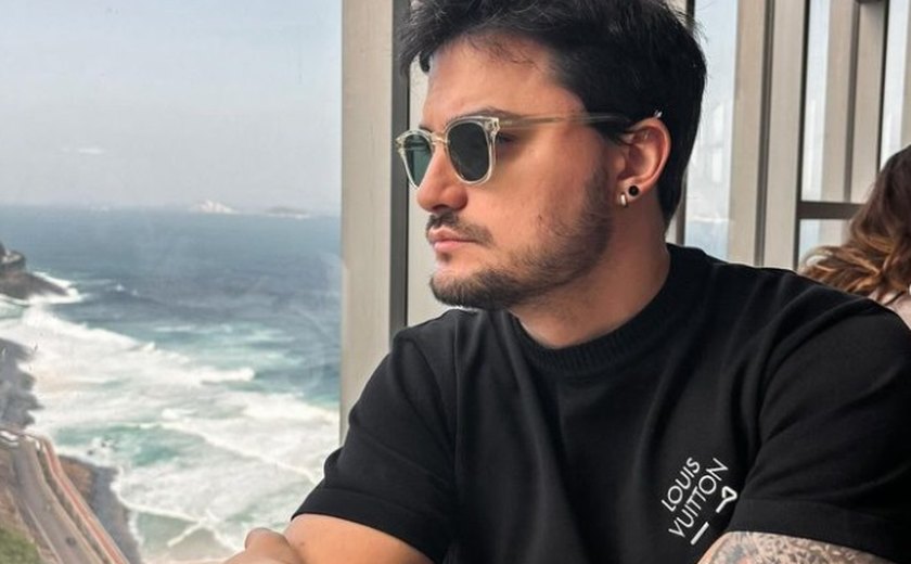 Felipe Neto estreia clube do livro e dá dicas para escolher leituras: 'não leia baseado nos mais vendidos'