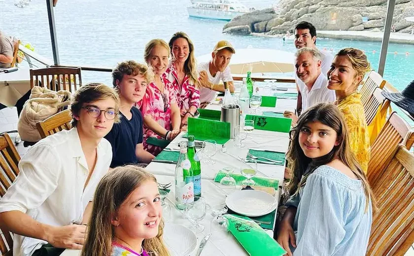 Angelica publica foto de almoço com Grazi Massafera e família na Itália