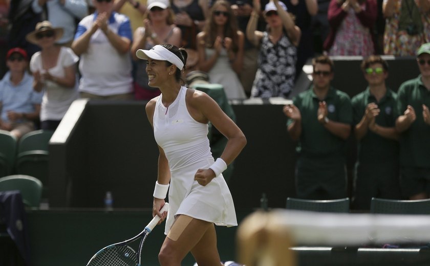 Em seu retorno a Wimbledon, Serena Williams sofre, mas vence holandesa