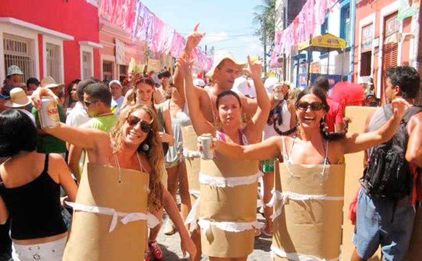 Foliões já estão à procura da fantasia ideal para o Carnaval