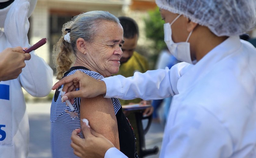 ImunizaVan aplica mais de 200 doses de vacina em moradores do Petrópolis