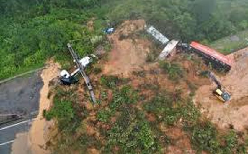 Desmoronamento de rodovia no sul da China deixa pelo menos 24 mortos