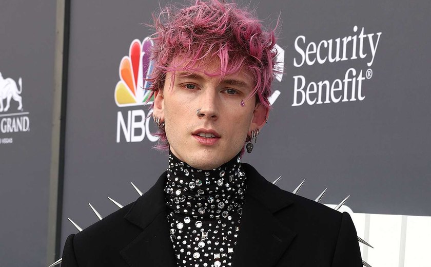 'Propósitos espirituais': rapper Machine Gun Kelly tatua corpo de preto e choca fãs