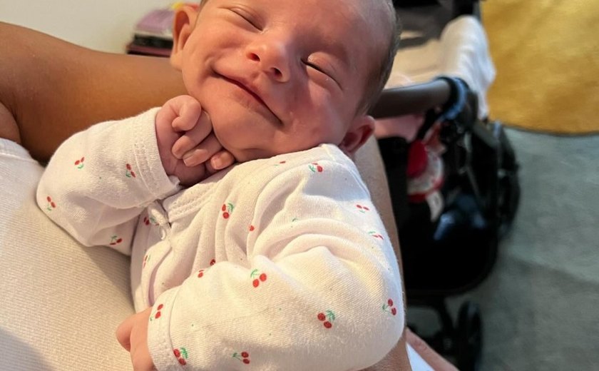 Filha de Fernanda Paes Leme surge sorrindo e encanta Web; veja