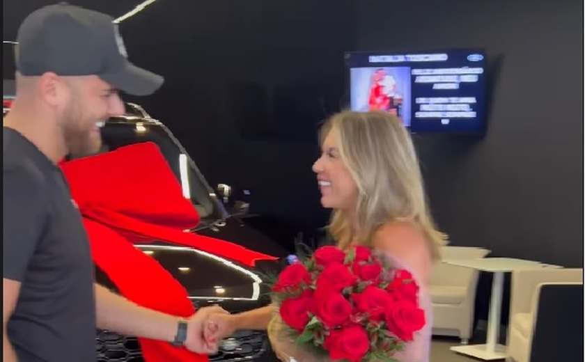 Zé Neto, da dupla com Cristiano, presenteia mulher com carro de R$ 750 mil