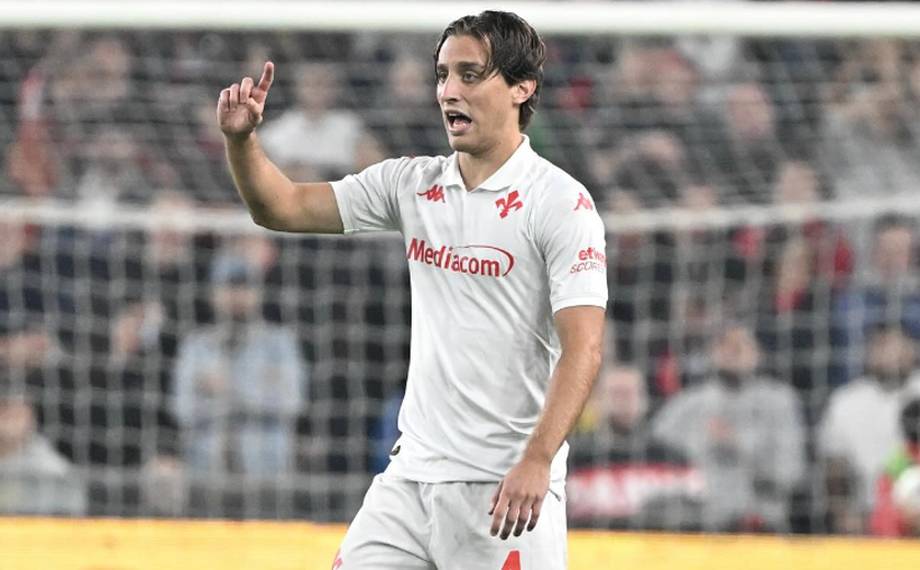 Atleta da Fiorentina que desmaiou em campo fará novos exames: 'Conversou com companheiros'