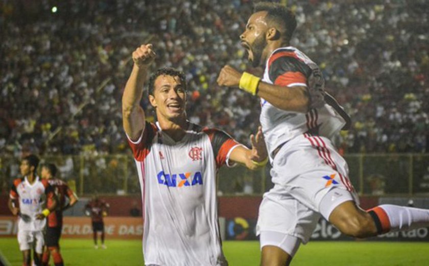 Flamengo vence o Vitória por 2 a 1 no Barradão e cola no &#8220;porco&#8221;