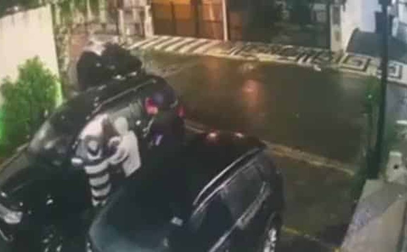 Quadrilha dispara contra vidro blindado de carro em tentativa de assalto no Guarujá
