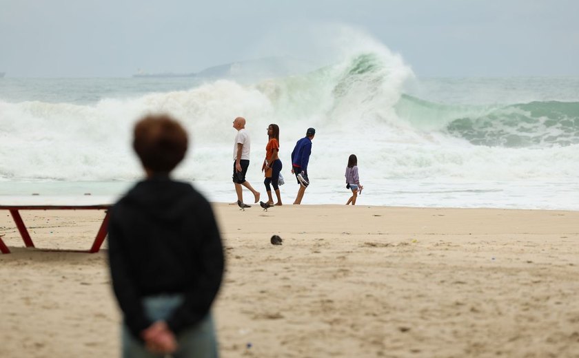 Temperatura cai no Rio, com ventania e mar de ressaca