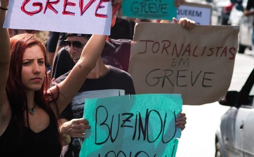 Jornalistas de Alagoas fazem greve contra proposta de redução de 40% do piso salarial