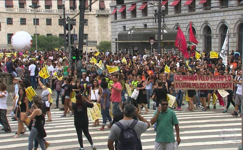 Professores do município de SP decidem manter greve