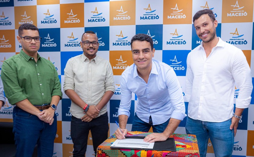 Prefeito JHC entrega licença ambiental de implantação da concessionária BYD JRCA
