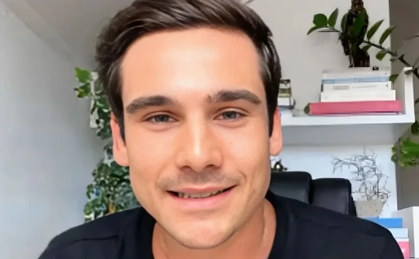Ator Nicolas Prattes confirma romance com Sabrina Sato no carnaval de São Paulo