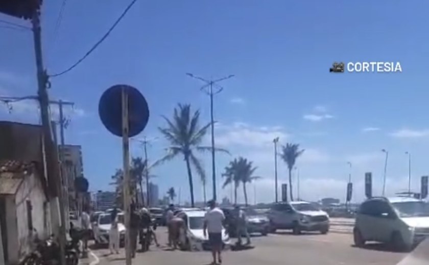 Cratera 'Engole' Carro na Avenida Assis Chateaubriand em Maceió