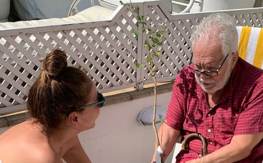 Recluso, Manoel Carlos reaparece em foto publicada pela filha