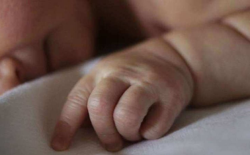 Criança de quase dois meses morre sufocada na cama com mãe e padrasto