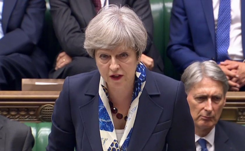 Theresa May pede desculpas pela resposta do governo ao incêndio em Londres