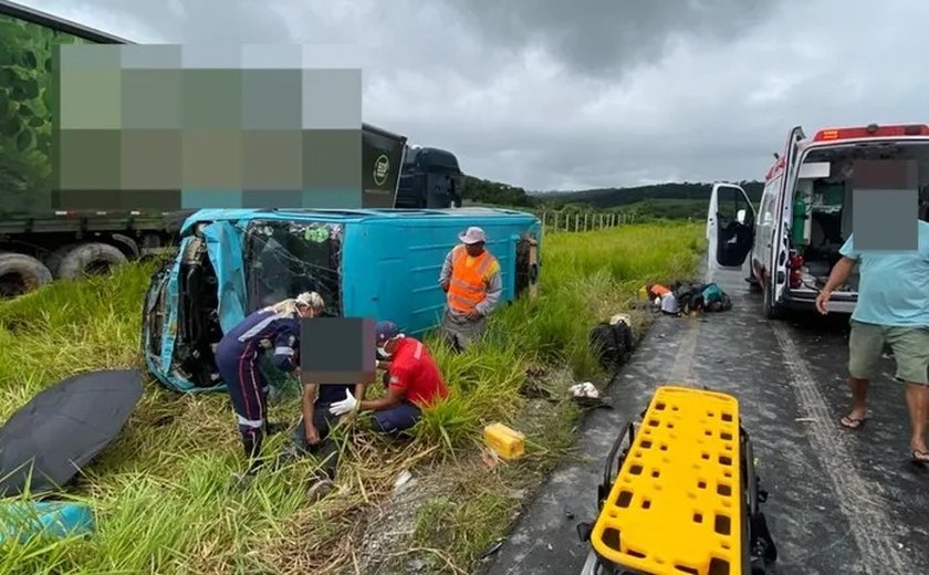 Caminhão sem freio provoca engavetamento com quatro veículos na BR-101