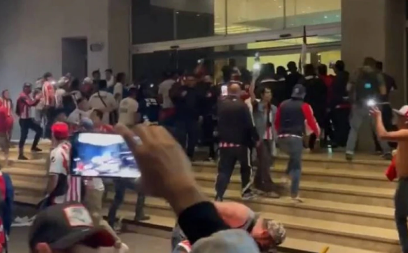 Torcida depreda e invade hotel para tentar agredir jogadores do Chivas
