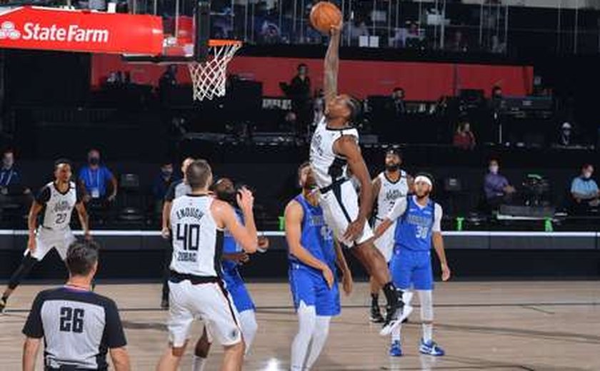 Clippers fazem 3 a 2 no Dallas e técnico protesta por negro baleado pelas costas