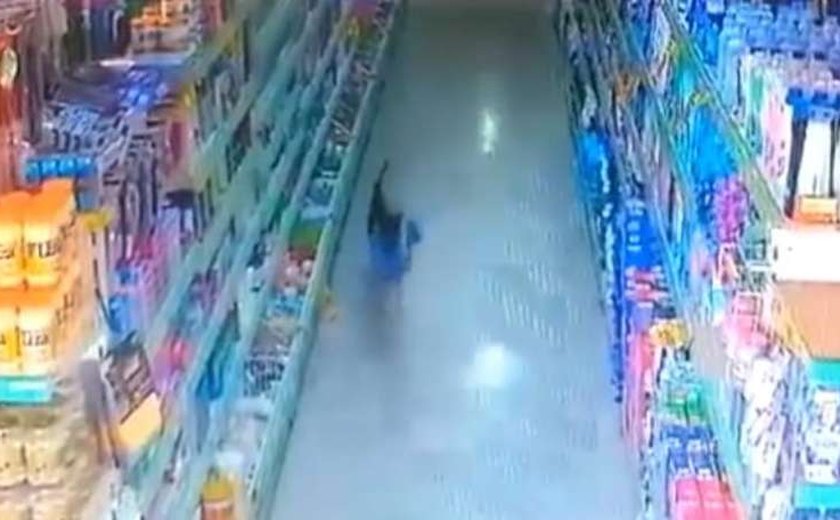Cachorro entra em mercado, furta saco de pão e vídeo viraliza