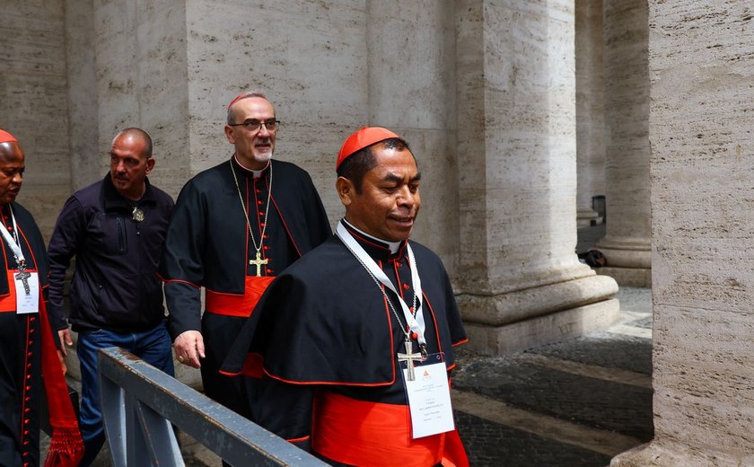 O significado por trás das roupas pretas dos cardeais no conclave
