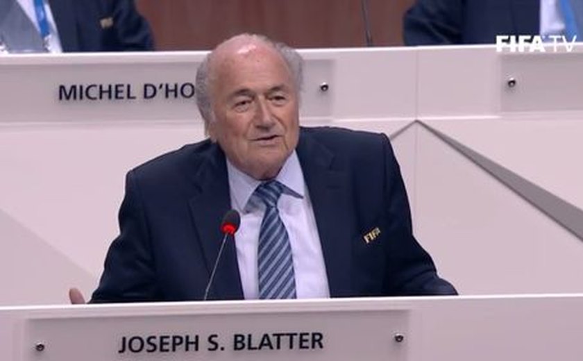 Blatter é reeleito presidente e terá mais quatro anos à frente da Fifa