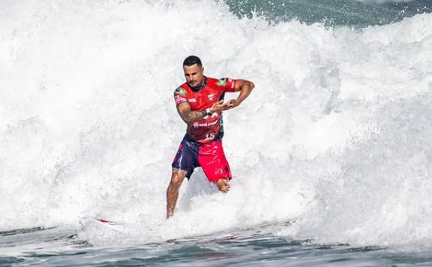 Etapa do Taiti do Mundial de surfe é adiada até segunda-feira; Italo encara algoz de Filipinho