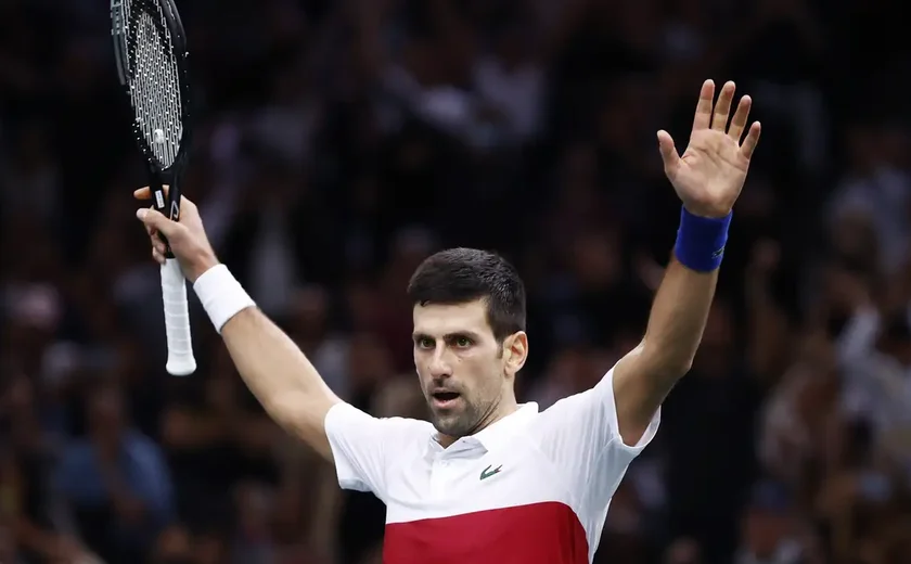 Após ser atingido por uma garrafa, Djokovic chega de capacete para dar autógrafos em Roma