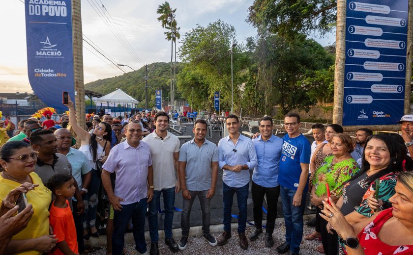 Prefeito JHC entrega academia ao ar livre para comunidade de Fernão Velho