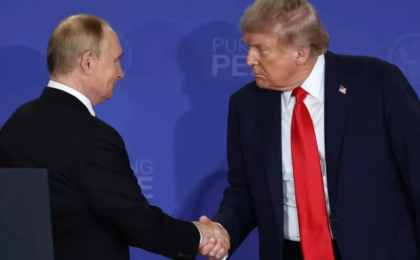 Trump volta a ameaçar Rússia com sanções