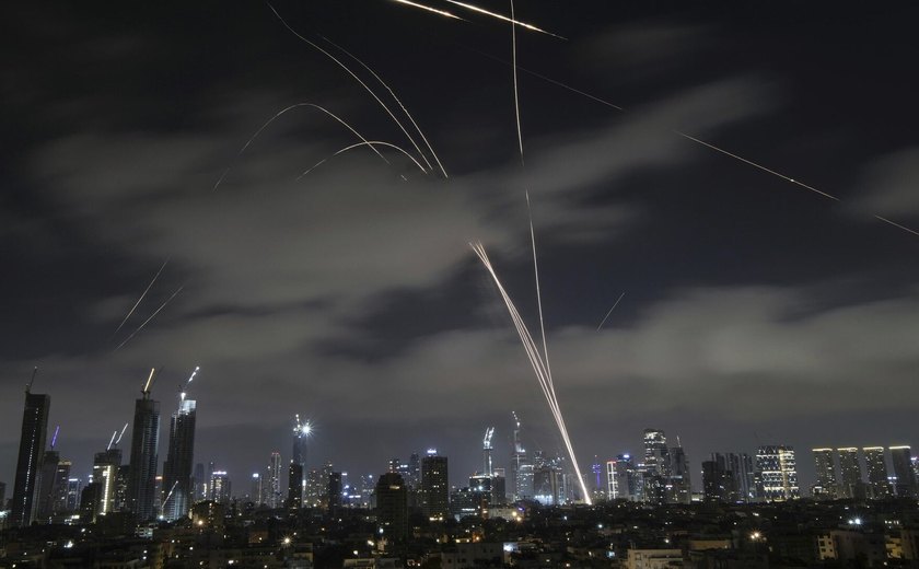 Irã lança nova onda de mísseis em direção a Israel