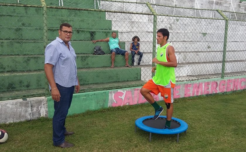 Técnico Elenilson Santos segue com treinamentos visando jogo de sábado no Gerson Amaral