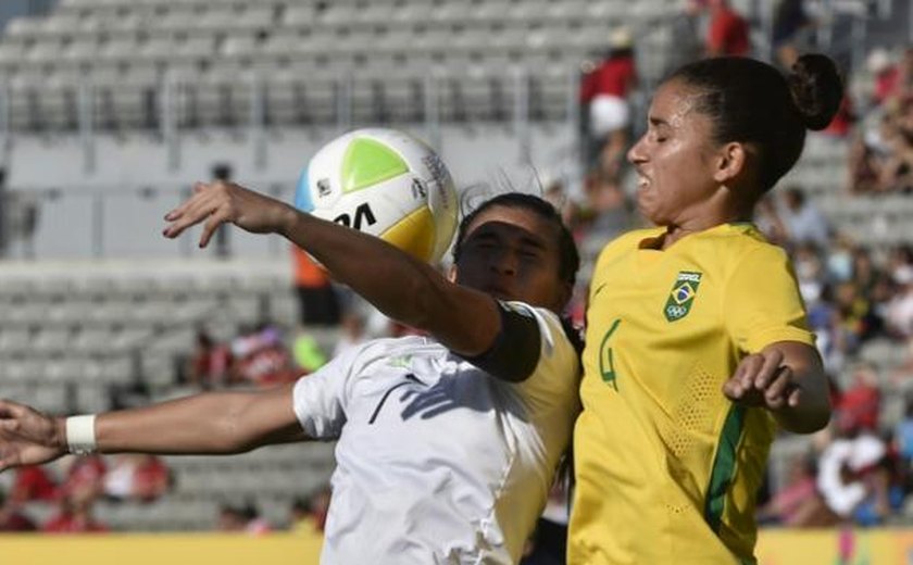Brasil vai à 4ª final seguida no futebol em jogo de lambanças das goleiras