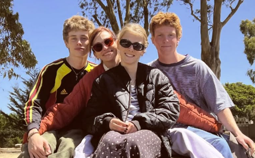 Julia Roberts aparece ao lado dos filhos em foto rara divulgada pelo marido