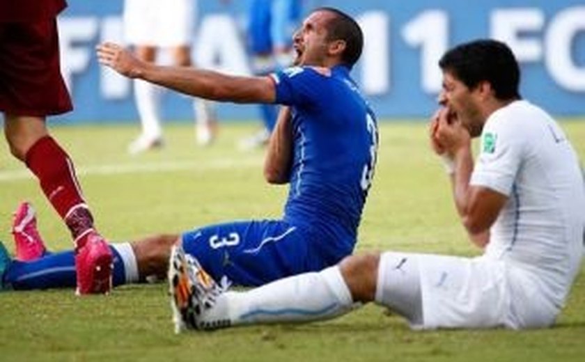 Suárez é punido com nove partidas após mordida em italiano