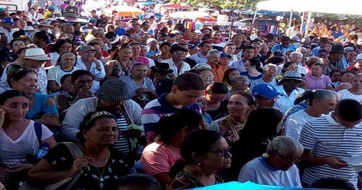 Multidão de fieis acompanha procissão em homenagem ao aniversário de