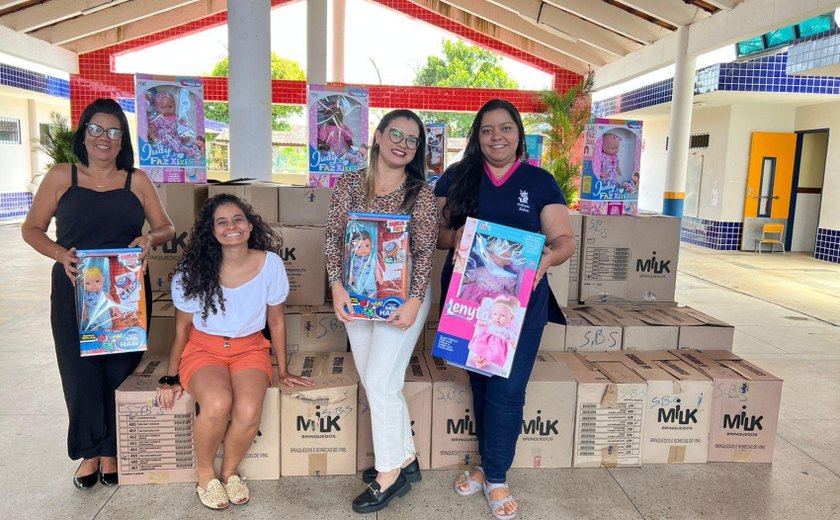 Educadoras destacam importância da entrega de bonecas a escolas e creches