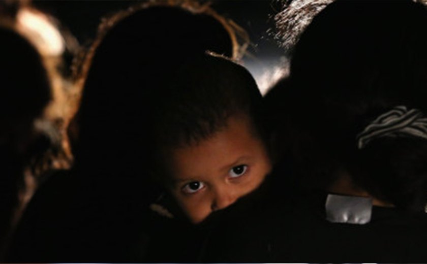 Juíza determina que governo dos EUA solte menores imigrantes detidos