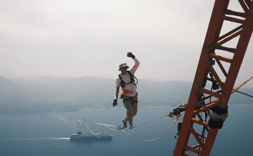 Tricampeão mundial tenta bater recorde no Slackline a 265 metros de altura, mas cai ao fim da prova; veja vídeo