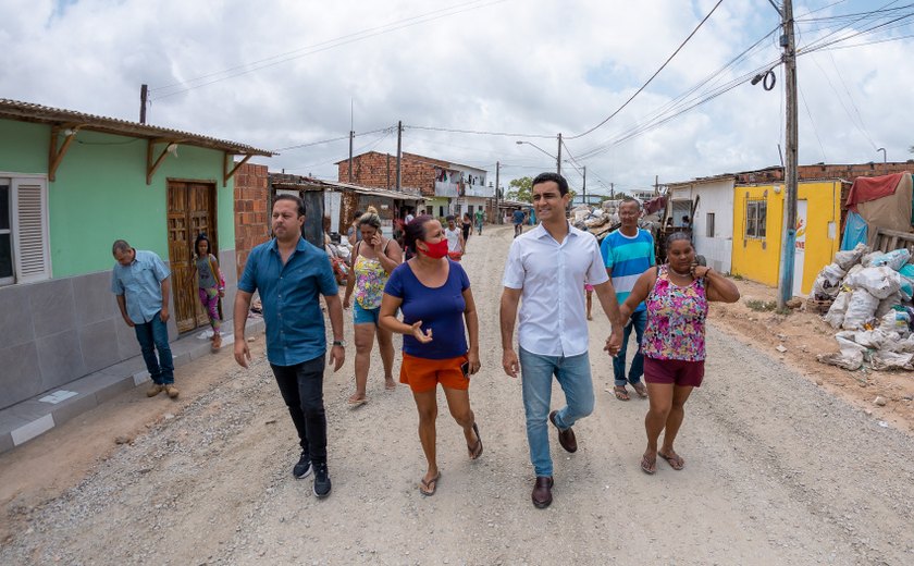 Prefeito JHC vistoria obras de pavimentação na Vila Emater, no São Jorge