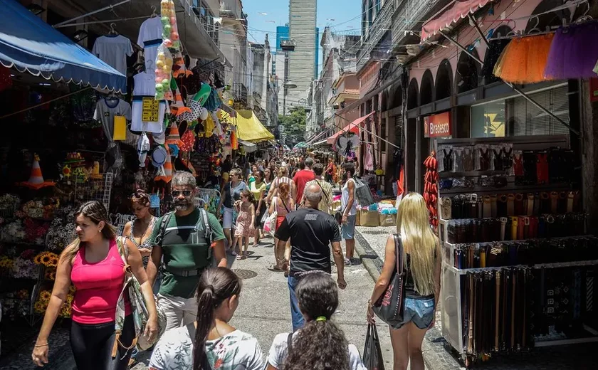 Governo adia para 2026 vigência de regra sobre trabalho do comércio em feriados