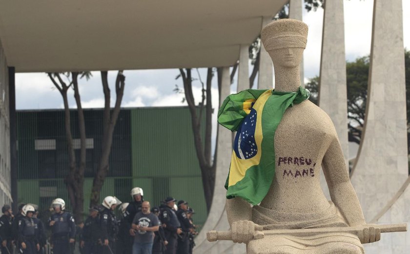 STF nega recurso de mulher que pichou estátua no 8 de janeiro