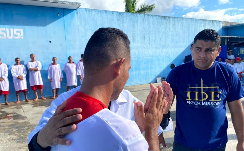 Reeducandos participam de batismo no presídio Cyridião Durval