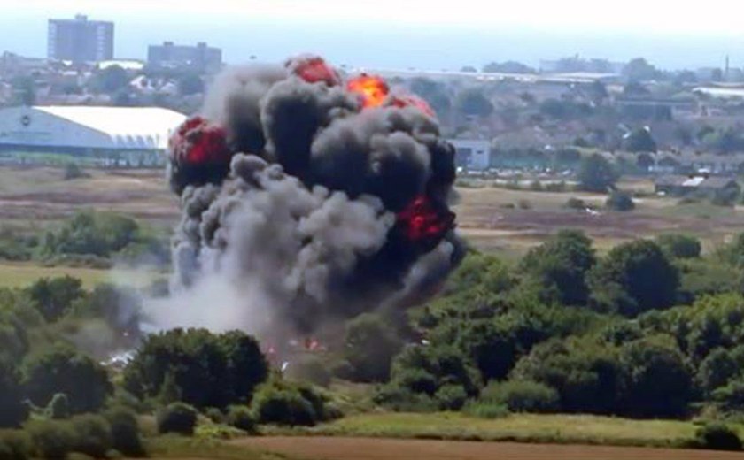 Avião de combate cai na Inglaterra e mata sete pessoas